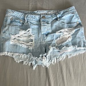 Frayed, mid-rise light denim shorts